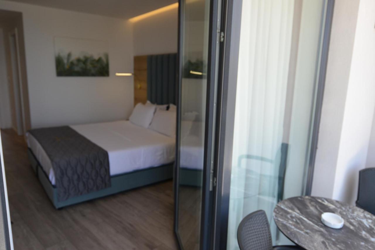 Ebbi Hotel Dhërmi Buitenkant foto